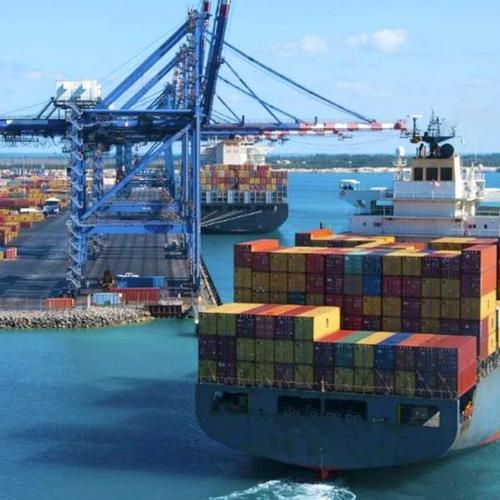 國際海運集裝箱貨船在馬來西亞沉船